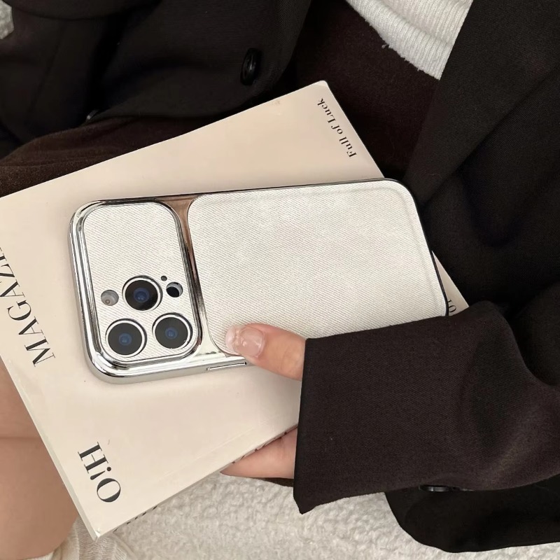 Sewing Cloth - iPhone 16、15、14、13、18 Pro Max対応、メッキ加工のクッション入りデニムカウボーイ生地製スマホケース。衝撃吸収、大画面を覆うデザイン。