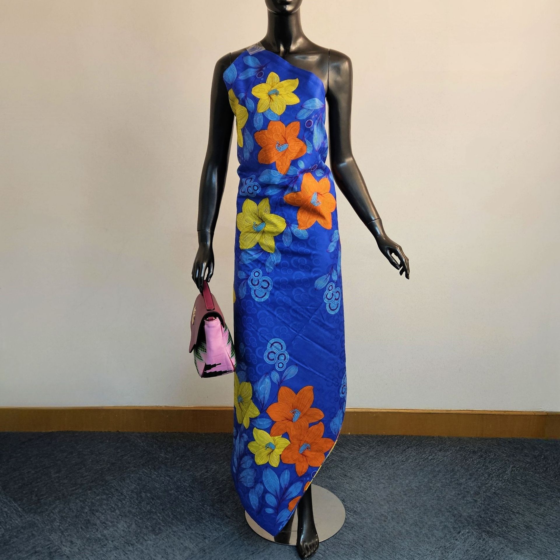 紫青色の綿に花柄がプリントされたアフリカのワックス生地、バテ - Sewing Batik のレビューと価格