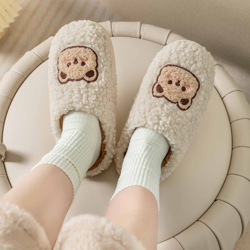 かわいいクマの形をした、ふわふわの暖かいスリッパ。大人のため - Sewing Cloth のレビューと価格